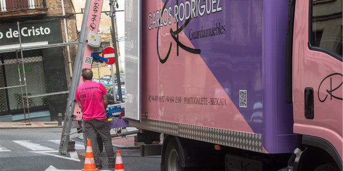 camiones de mudanzas rosas y morados