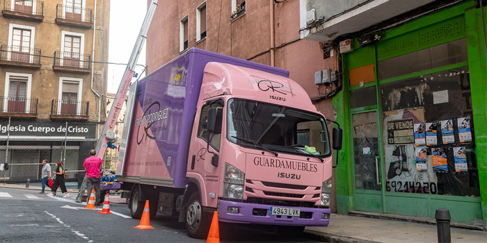 camiones de mudanzas rosas y morados