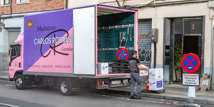 camiones mudanzas rosas y morados