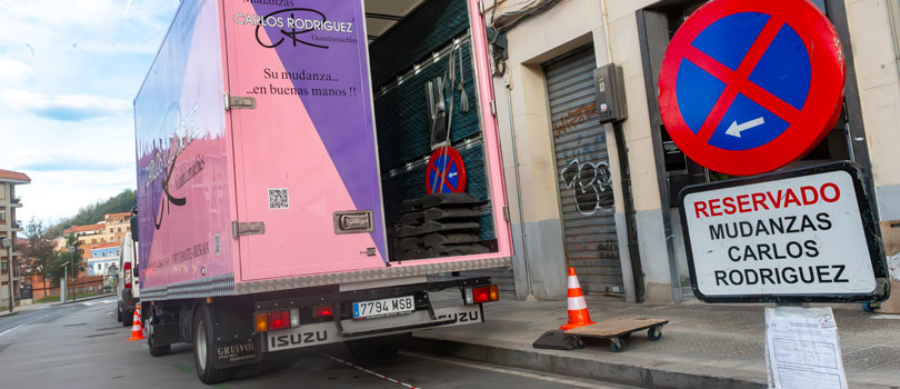 Mudanzas en Erandio: uno de cada 40 vecinos se muda en 2025. Guía rápida para evitar multas