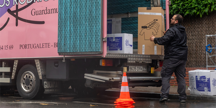 camión de mudanzas rosa y morado