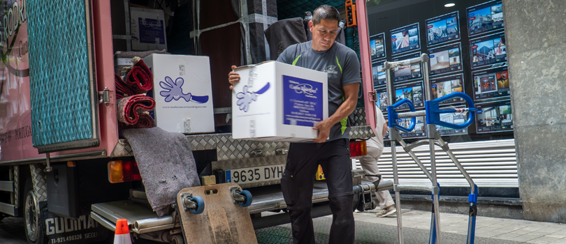 ¿Traen ellos las cajas y el material de embalaje?